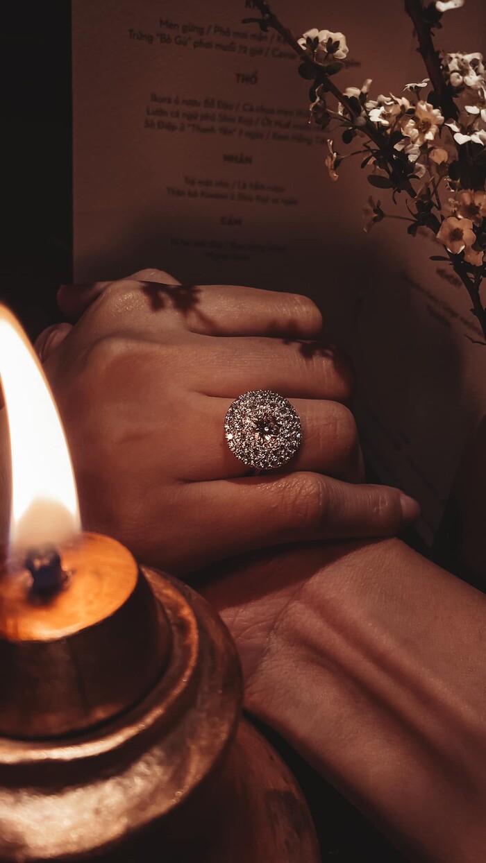 Lê Thúy khoe khéo nhẫn kim cương 