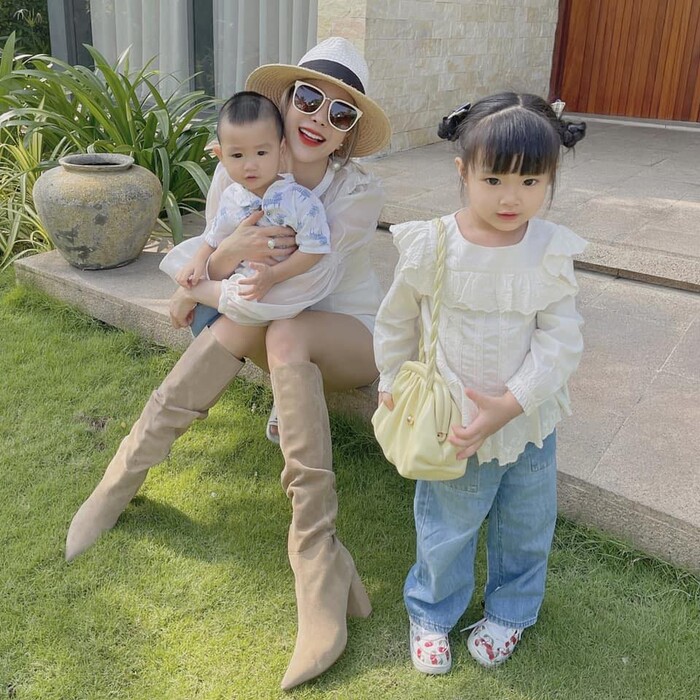 Diệp Lâm Anh cho biết cô và chồng đã không còn nói chuyện với nhau. 3 mẹ con đang thuê một căn chung cư, ở cùng với bà ngoại và 2 vú nuôi.