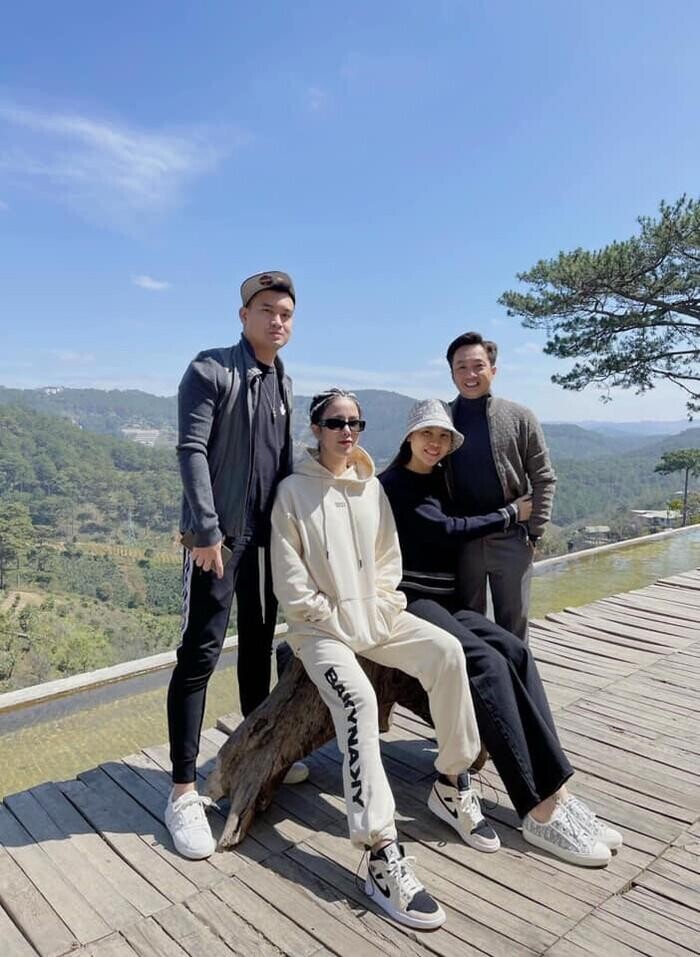 Nghiêm Đức thường chuộng những đôi giày sneaker hàng hiệu năng động nhưng màu trắng rất khó giữ sạch. Chính vợ là người tự tay lau giày, xếp lên kệ hoặc mang đi spa tân trang khi cần.