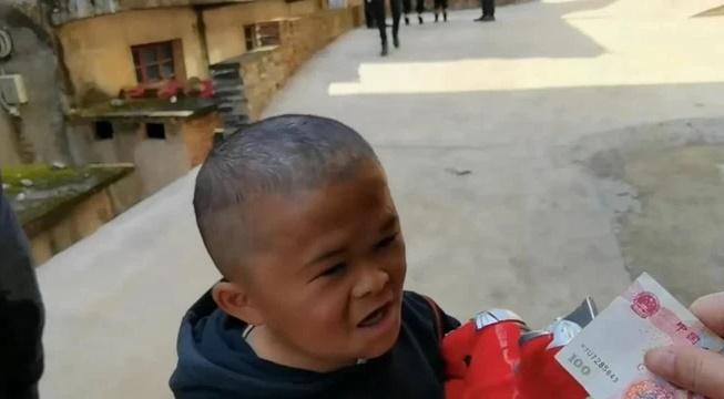 Cậu bé đen nhẻm, gương mặt hiện rõ sự khắc khổ.