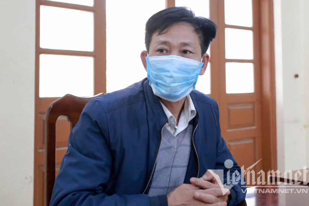 Chủ tịch UBND xã Hồng Quang Nguyễn Tiến Dũng trao đổi với PV VietNamNet