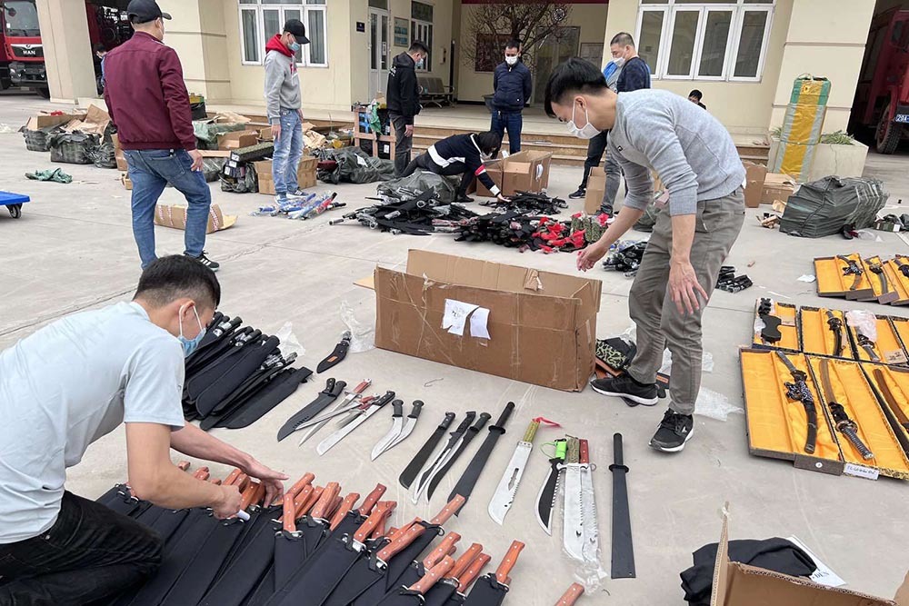Lực lượng chức năng kiểm đếm số vũ khí thô sơ, công cụ hỗ trợ. Ảnh: Công Hải