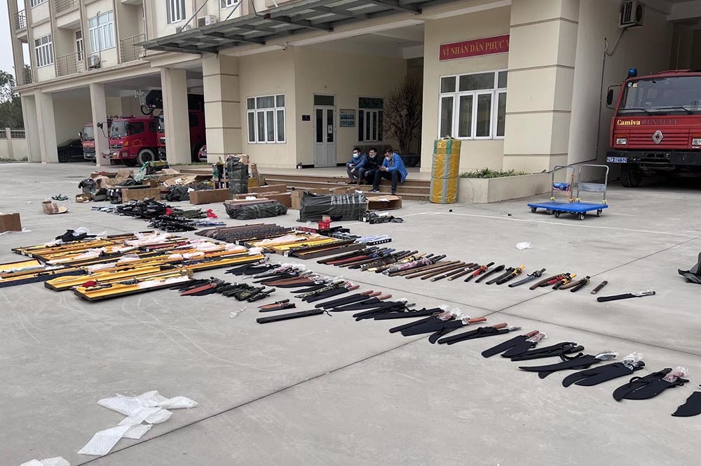 Hàng nghìn đao, kiếm và các công cụ hỗ trợ bị thu giữ. Ảnh: Công Hải
