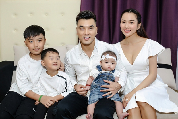 Sau gần chục năm chung sống, vợ chồng Ưng Hoàng Phúc vẫn luôn hạnh phúc với 3 nhóc tỳ cực dễ thương