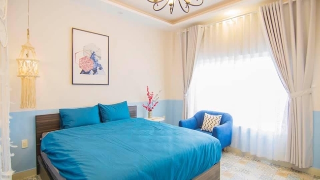  12 phòng ngủ của Nguyên Vũ sang trọng, hiện đại với tông màu chủ đạo xanh-vàng-trắng xuyên suốt