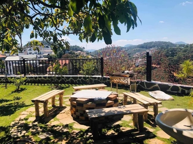 Căn biệt thự nằm trên đồi, có không gian tuyệt đẹp để ngắm cảnh toàn khu thung lũng 