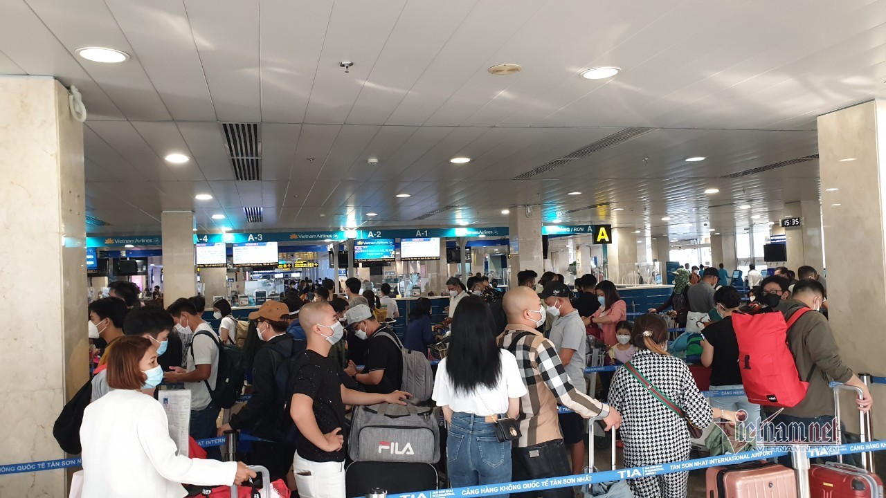 Trong ảnh, khu vực làm thủ tục của Vietnam Airlines bị quá tải