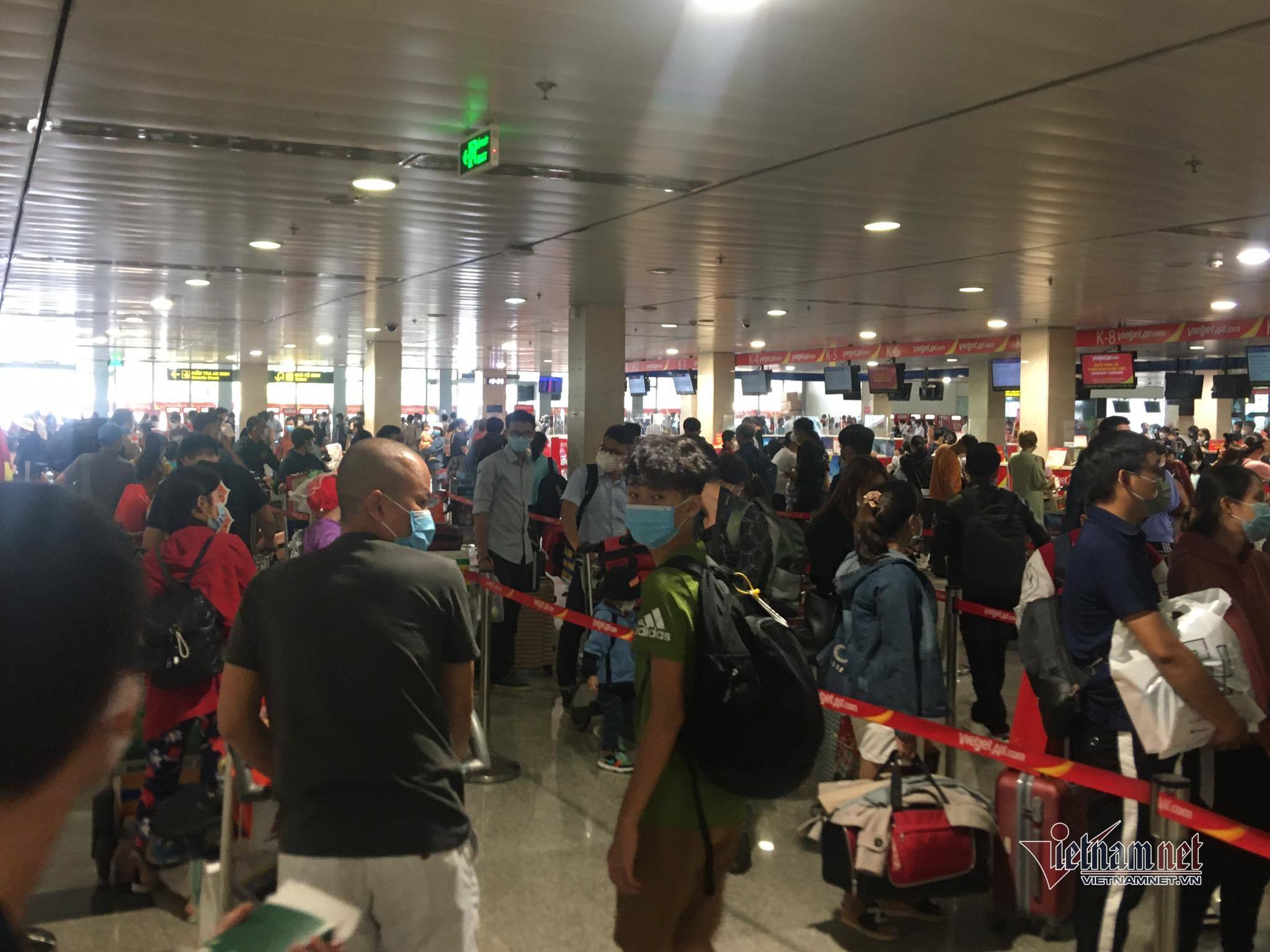 Sân bay Tân Sơn Nhất đông nghẹt người về quê đón Tết ngày 21 tháng Chạp