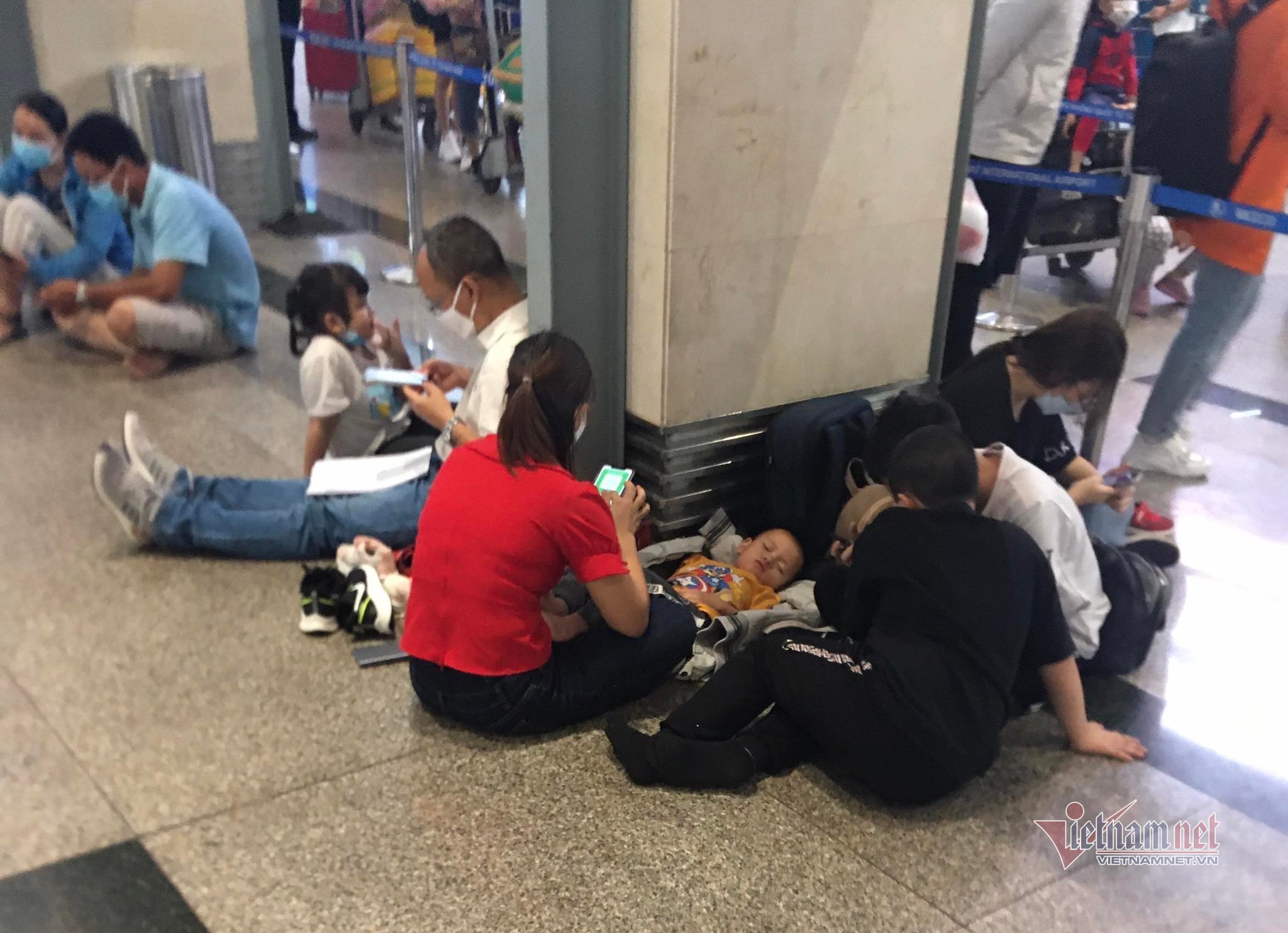 Hành khách nằm, ngồi vật vờ chờ đi máy bay 