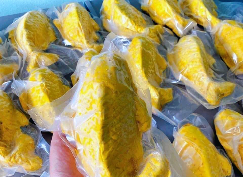 Chả hoa cá chép được làm từ chả lụa, bên trong có nhân là jambon, trứng muối, nấm mèo.