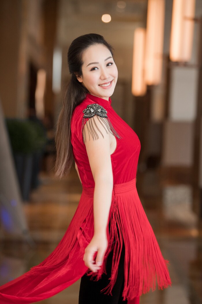 Bố của Ngô Phương Lan giữ nhiều chức vụ cao. Mẹ của cô, bà Lê Thị Hoài cũng làm trong ngành ngoại giao.