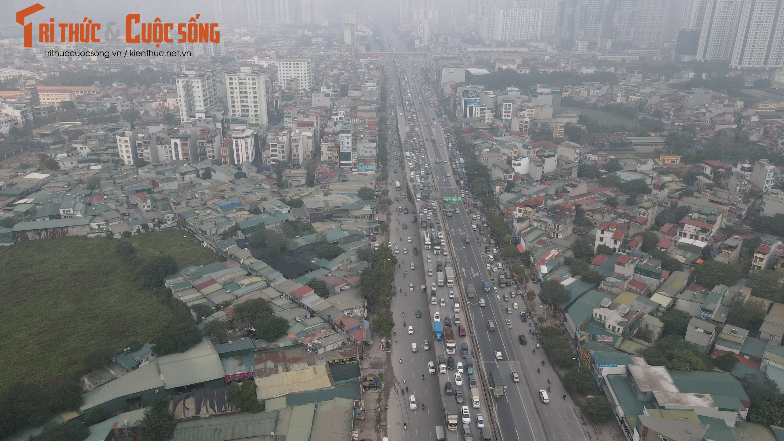 Vụ tai nạn khiến giao thông trên đường Vành đai 3 trên cao gặp nhiều khó khăn.