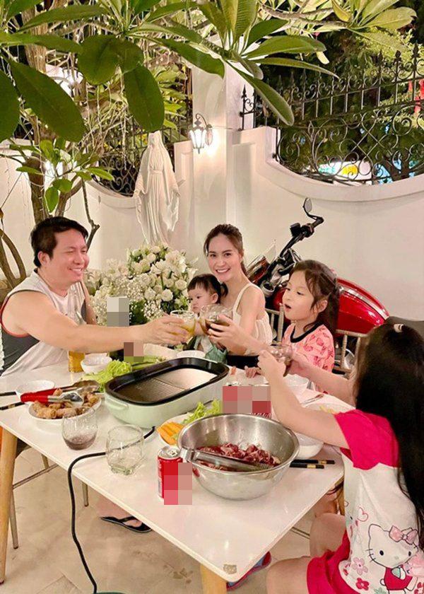 Vốn được biết đến là cặp người đẹp, đại gia giàu có nức tiếng ở Sài thành nên thời gian qua Đoàn Di Băng và ông xã Nguyễn Quốc Vũ liên tục chia sẻ những bức hình khoe cuộc sống sang chảnh.