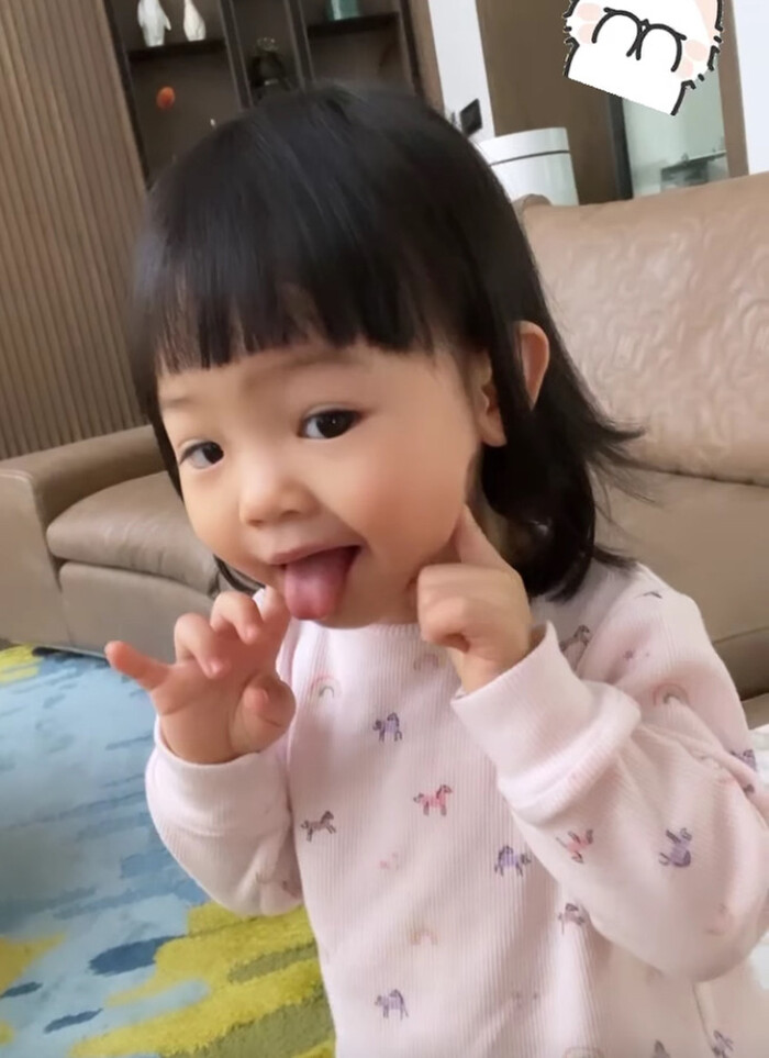 Cô bé tinh nghịch tạo dáng trước ống kính