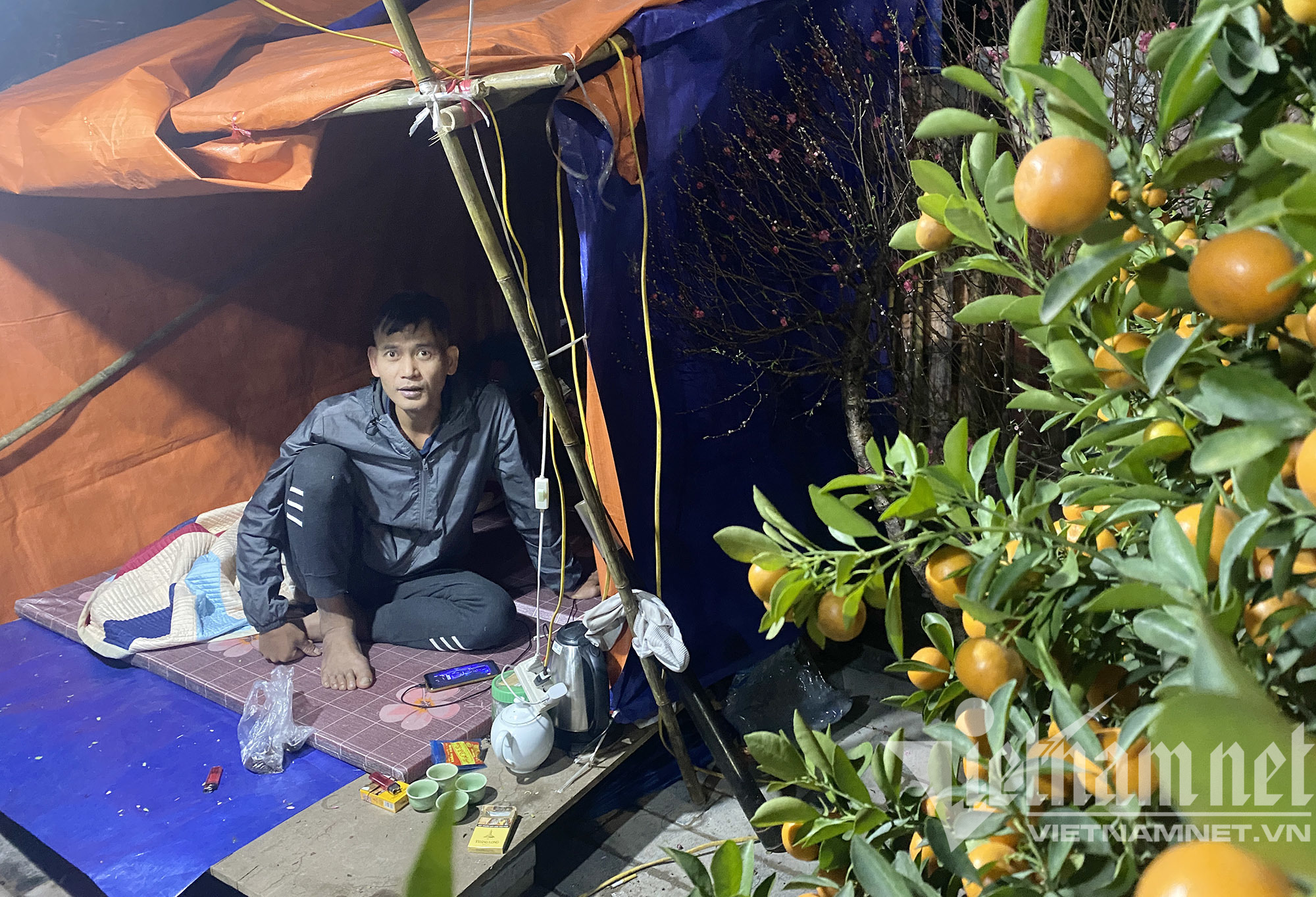 Theo anh, thì giá đào quất bán tại vườn năm nay giảm một nửa so với năm ngoái. Lượng khách mua đào quất cũng giảm mạnh. Hàng ế ẩm.