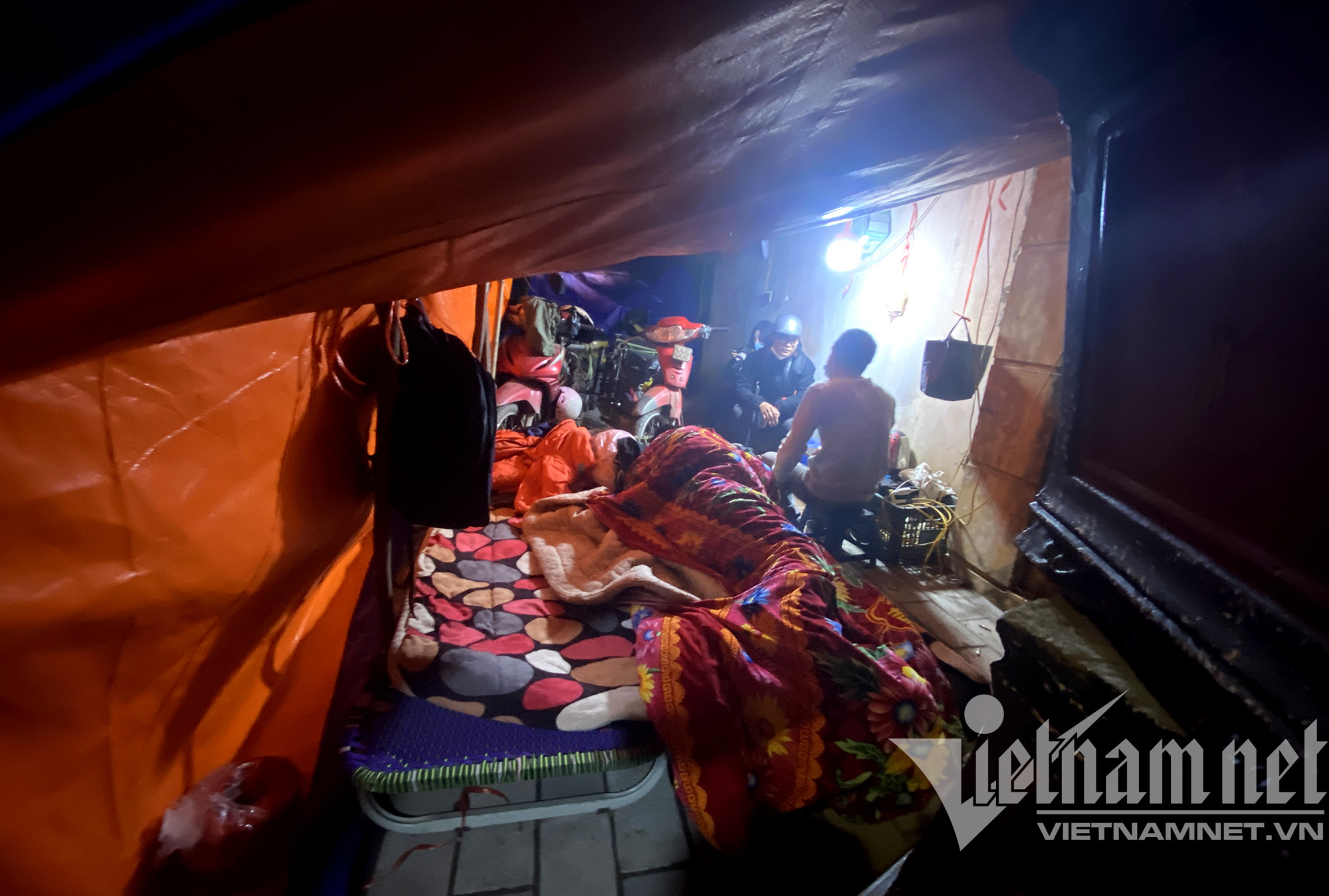 “Ban ngày bê cây, đến tối nhiều khi mệt quá cả 2 anh em đều ngủ. Cây thì không mất bao giờ còn điện thoại rất dễ bị mất trộm. Nhiều khi ngủ say giật mình tỉnh giấc vì chuột cắn chân, ở vỉa hè nhiều chuột lắm”, anh nói.