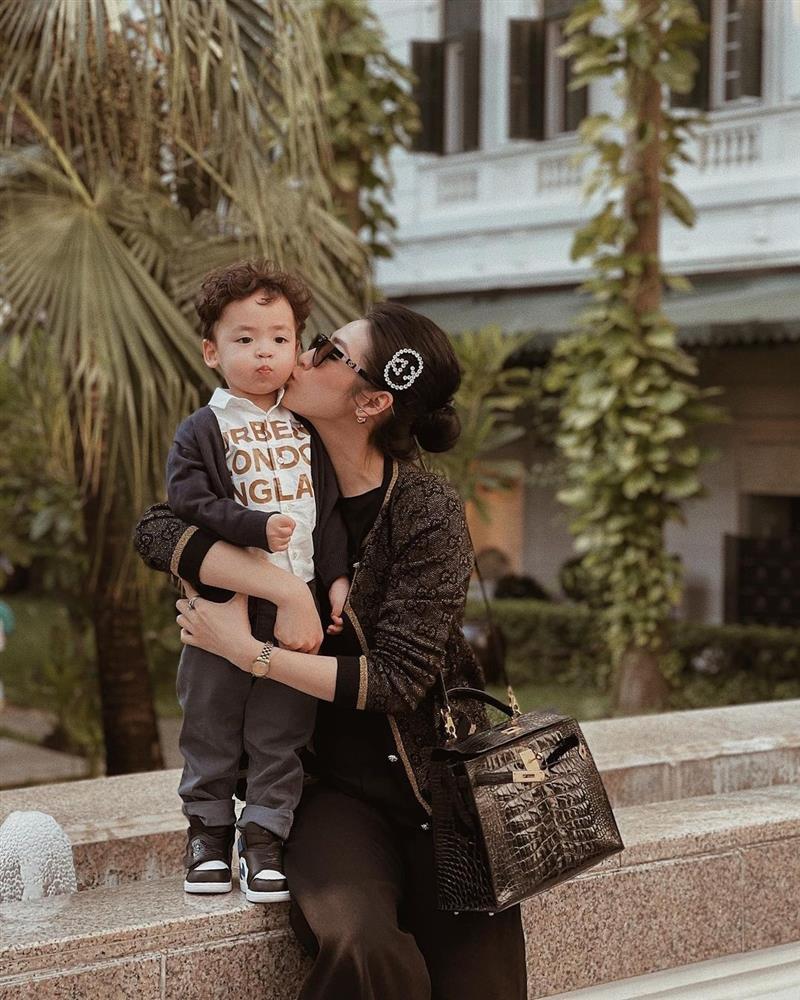 Tú Anh là Á hậu 1 Hoa Hậu Việt Nam 2012, hiện cô đã làm mẹ bỉm và dành nhiều thời gian cho gia đình