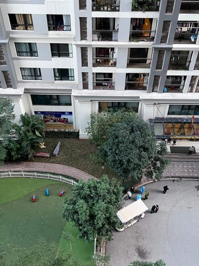 Hiện trường bé trai rơi từ tầng cao chung cư.