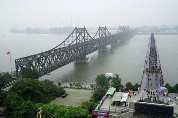 Cầu hữu nghị nối Triều Tiên và Trung Quốc. Ảnh: AP