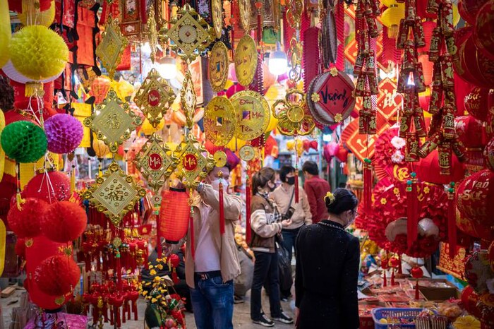 Đồ trang trí tết được bày bán tại một khu phố ở Hà Nội trước thềm Tết Nguyên đán. Ảnh: Getty