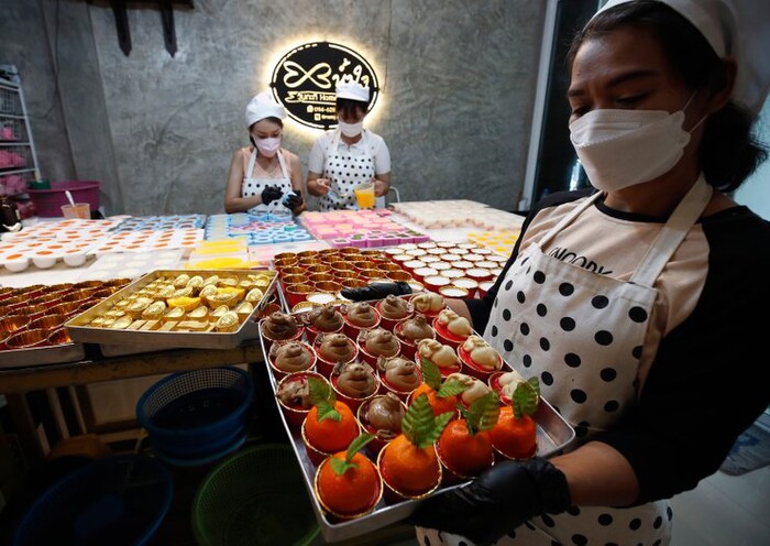 Nhân viên làm món tráng miệng bằng thạch sữa dừa với hình dáng đa dạng tại cửa hàng tráng miệng Namjai ở Bangkok, Thái Lan. Ảnh: EPA