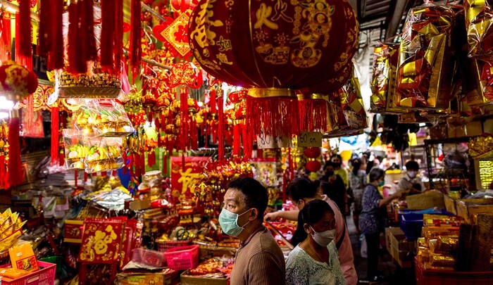 Quầy bán đồ trang trí Tết nhộn nhịp ở khu phố người Hoa tại Bangkok, Thái Lan. Ảnh AFP