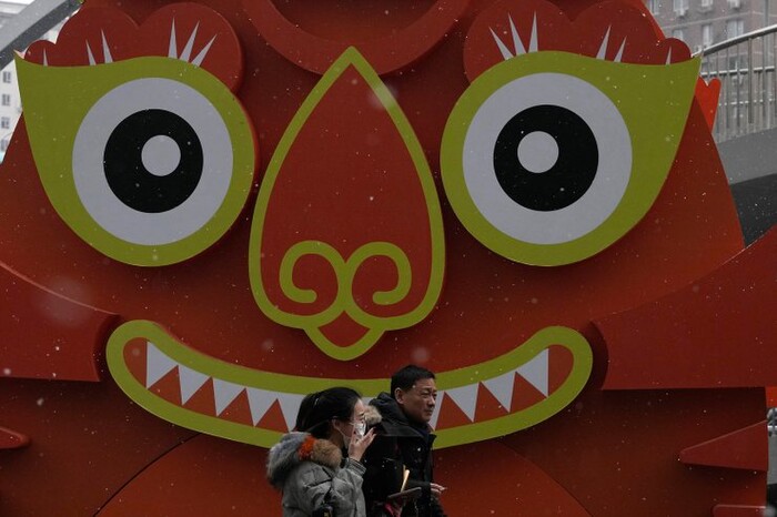 Người dân đi qua con phố trang trí hình con hổ khổng lồ ở Bắc Kinh, Trung Quốc. Ảnh: AP