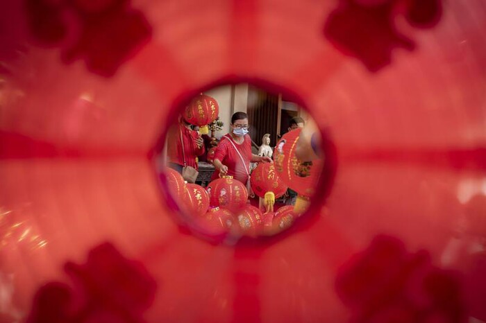 Một người phụ nữ xếp đèn lồng tại một ngôi đền ở Kuta, Bali, Indonesia hôm 25/1. Người Hoa ở Indonesia chuẩn bị đón Tết Nguyên đán Nhâm Dần từ ngày 1/2. Ảnh EPA 