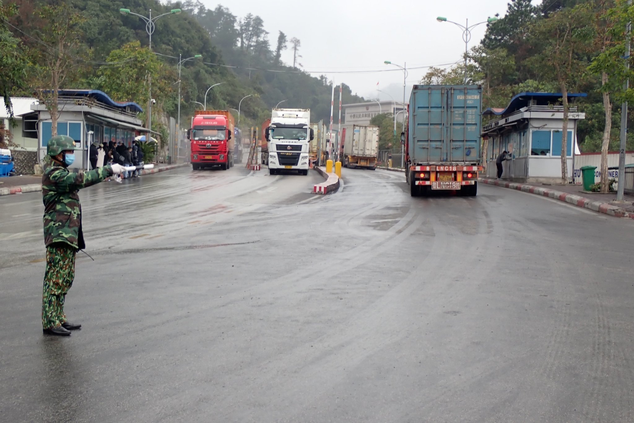 Lực lượng chức năng trực 24/24 để đảm bảo việc thông quan hàng hoá