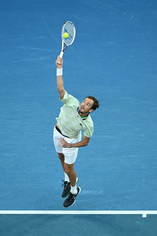 Daniil Medvedev khởi đầu trận chung kết với Rafael Nadal thuận lợi khi thắng nhanh 6-2 trước