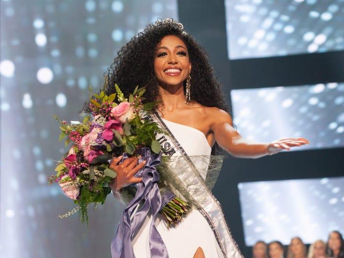 Cheslie Kryst sinh năm 1991, được biết đến khi đăng quang Miss USA - Hoa hậu Mỹ 2019, sau đó lọt top 10 Hoa hậu Hoàn vũ 2019. Ngoài ra, cô còn được biết đến vai trò là một người mẫu, MC kiêm luật sư.