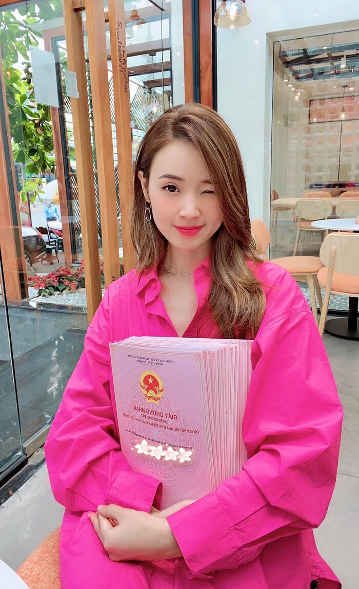 Hơn cả chục sổ hồng được Midu cầm trên tay về tặng phụ huynh trước thềm năm mới. 