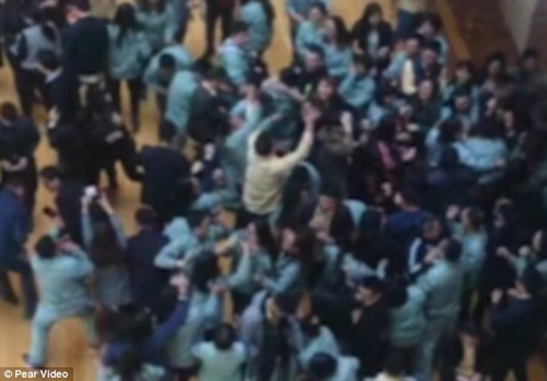 Ở bên dưới, nhiều nhân viên la hét, thậm chí xô đẩy nhau để lấy càng nhiều tiền lì xì càng tốt. Ảnh: DM Video: Chuyện lì xì. Nguồn: VTV24