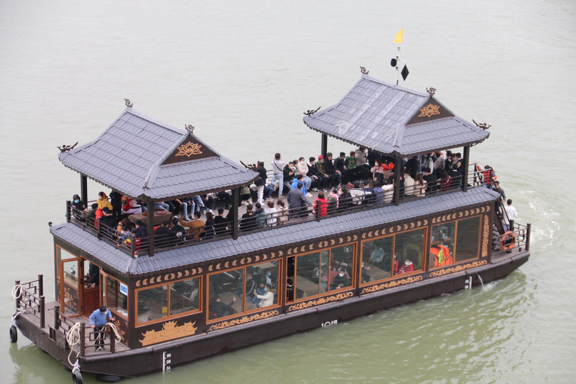 Du khách đi chiều vào bằng thuyền, chiều ra bằng xe điện.