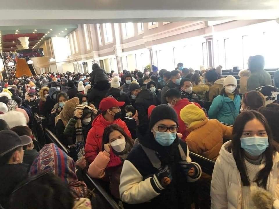 Lối vào cáp treo, dòng người đông như nêm cối.