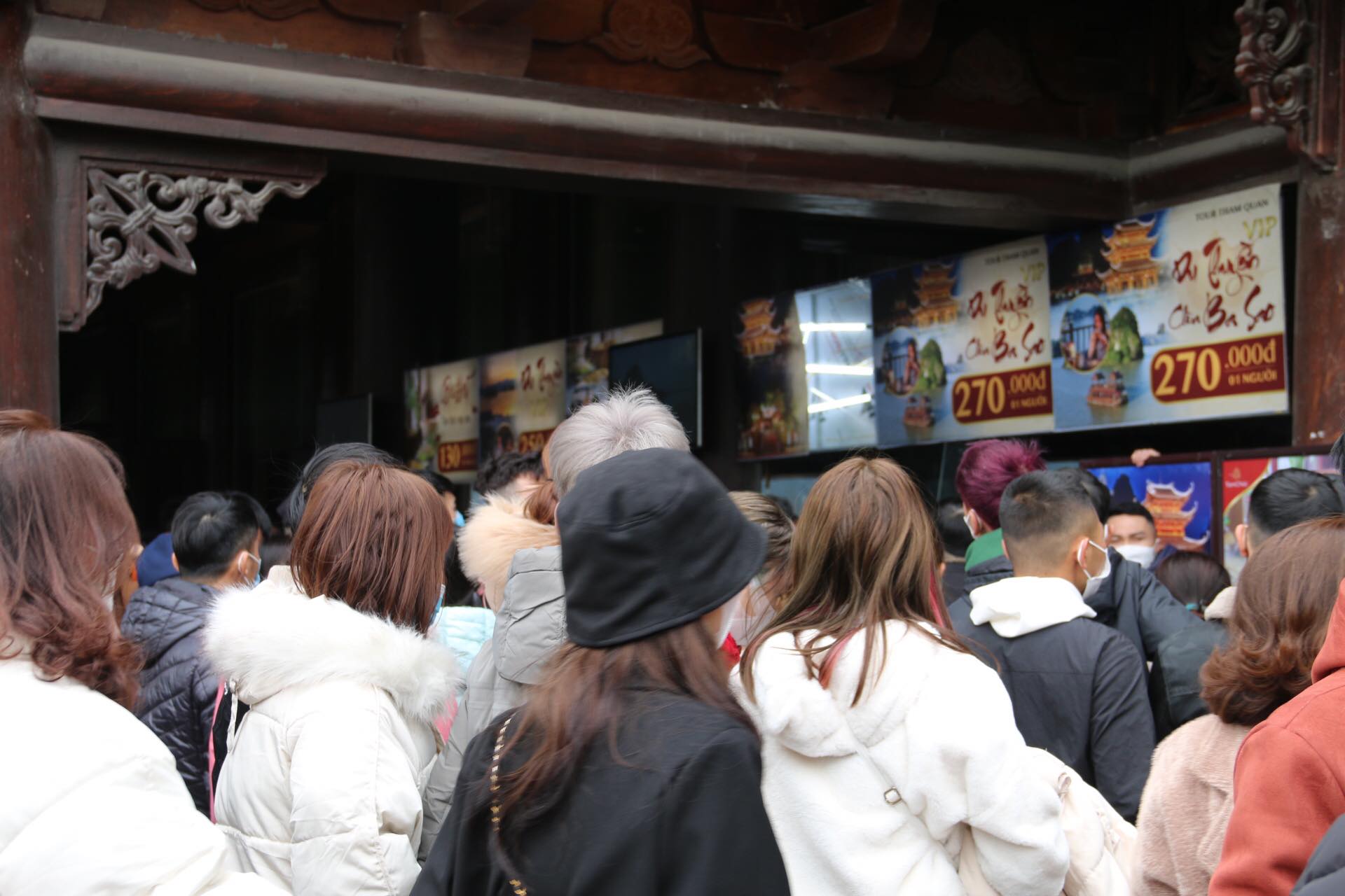 Năm nay để kiểm soát dịch bệnh, đảm bảo khai báo y tế đầy đủ đối với người dân, ban quản lý đã phục vụ chiều vào bằng thuyền, chiều ra bằng xe điện. Khu du lịch thực hiện đầy đủ các biện pháp sàng lọc, khai báo y tế và khuyến cáo du khách theo chỉ đạo của các cơ quan chức năng. Do đó, không xảy ra cảnh chen chúc như mọi năm.