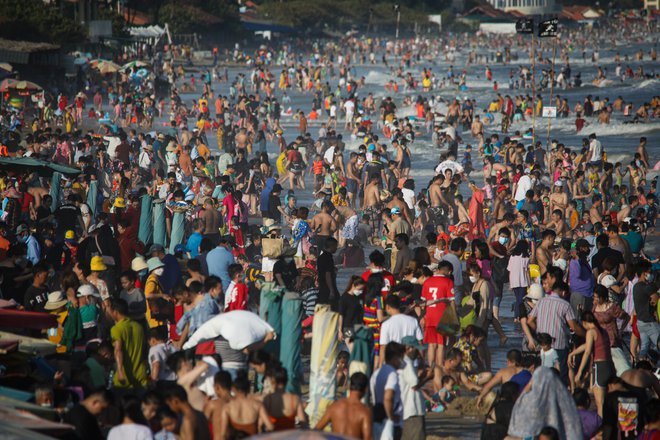 Tại Vũng Tàu. Dịp tết Nhâm Dần, lượng du khách đổ về du lịch tăng đột biến, nhiều khách sạn, nhà nghỉ ở khu vực trung tâm thành phố đã dán bảng thông báo hết phòng. (Ảnh: Zing)