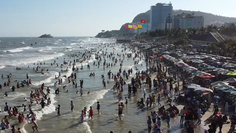 Đại diện Trung tâm Quản lý và hỗ trợ khách du lịch TP Vũng Tàu cho biết: Trong 4 ngày nghỉ Tết (31/1-3/2 nhằm 29/12-3/1 âm lịch), các bãi tắm, khu du lịch ven biển Vũng Tàu đón khoảng 51.500 lượt khách, tăng gấp nhiều lần so với dịp Tết các năm trước. Sang mùng 3 Tết, du khách vẫn tiếp tục đổ về du lịch, tắm biển, nghỉ dưỡng đông hơn, dàn trải khắp các trung tâm du lịch toàn tỉnh. Dự kiến mùng 3-4 Tết, lượng khách sẽ tăng mạnh, có thể đạt gấp đôi mùng 2 Tết.