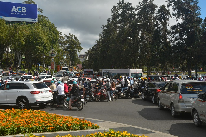 Tại TP Đà Lạt, trong dịp tết Nguyên đán, nhiều tuyến đường quan trọng ở TP Đà Lạt, tỉnh Lâm Đông đã bị kẹt xe nghiêm trọng. Chỉ hai ngày mồng 2 và mồng 3 Tết, lượng du khách đổ lên thành phố này có đăng ký lưu trú đạt khoảng 60.000 người. Đến nay, tổng lượng khách du lịch tới TP Đà Lạt trong những ngày Tết đã đạt vượt xa 80.000 người, cao hơn rất nhiều so với dự kiến trước đó của ngành du lịch tỉnh Lâm Đồng. (Ảnh: CAND)