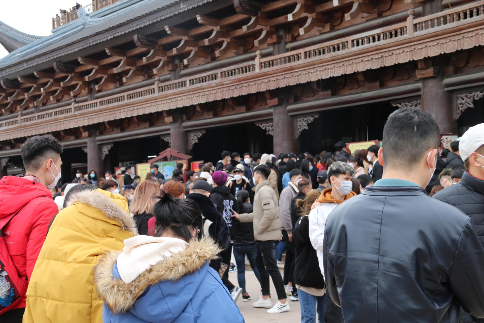 Theo đại diện Ban quản lý khu du lịch Tam Chúc, giá vé thuyền phổ thông (thuyền nhỏ chiều vào thuyền, chiều ra xe điện) 200.000 đồng. Đối với du thuyền (chiều vào du thuyền, chiều ra xe điện) giá 250.000 đồng/mỗi người. Đối với trẻ em dưới 1,3m được giảm 50% giá vé.