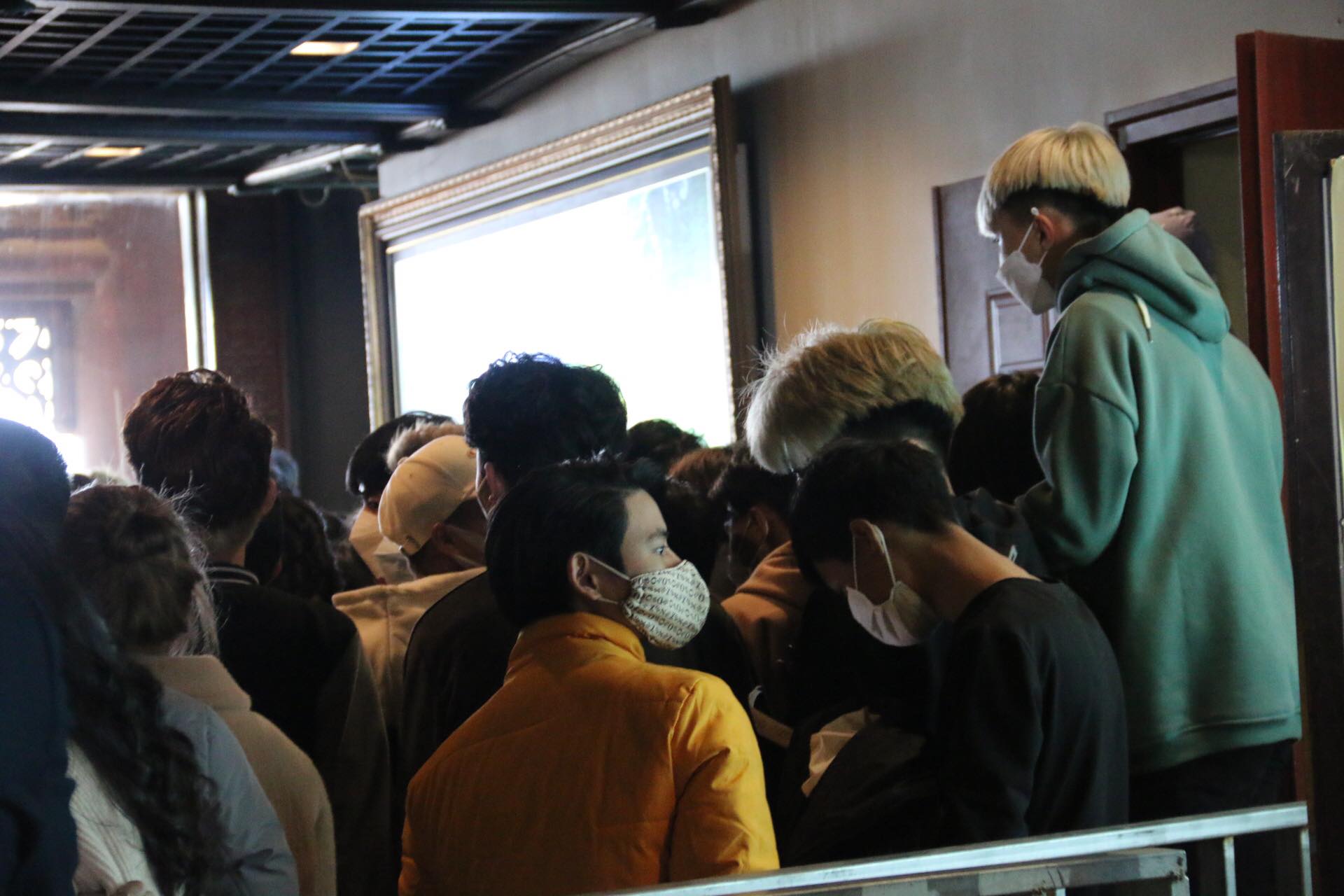 Lượng người đổ về chùa Tam Chúc rất lớn.