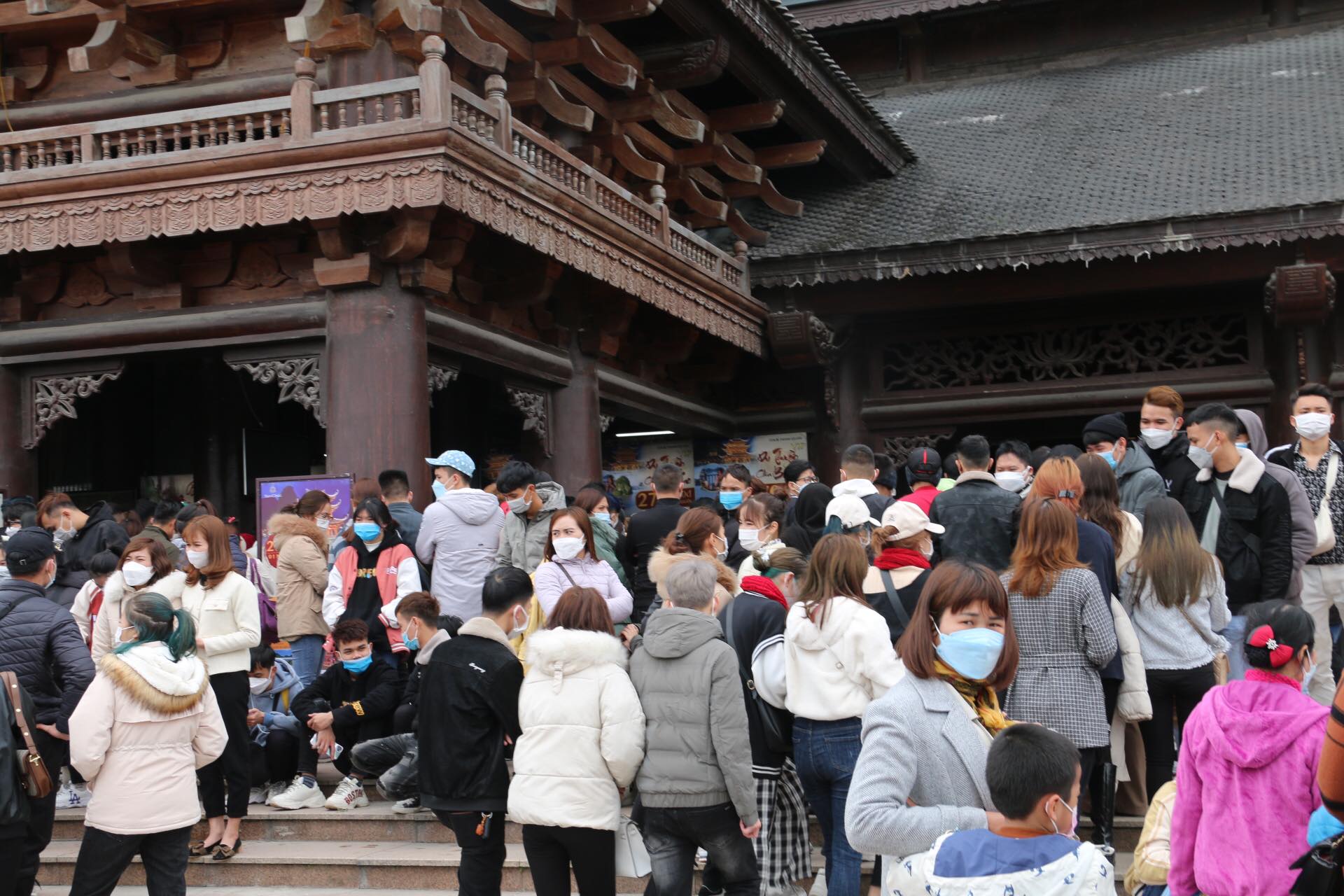 Chùa Tam Chúc. Những ngày đầu năm mới Nhâm Dần 2022, hàng vạn du khách đã đổ về đi lễ, vãn cảnh chùa Tam Chúc (xã Ba Sao, huyện Kim Bảng, tỉnh Hà Nam) – một trong những ngôi chùa lớn nhất thế giới.