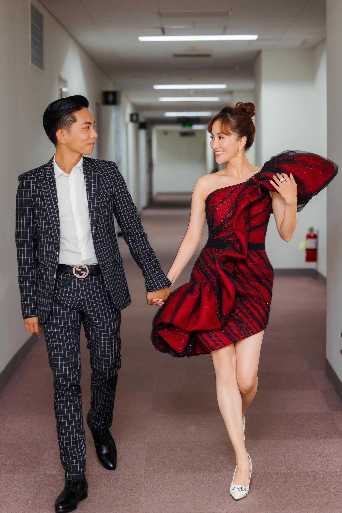 Khi cả hai công khai tình cảm, chuyện tình của họ vướng phải không ít ồn ào. Khánh Thi phải chịu nhiều búa rìu dư luận đến mức phải nhập viện. Phan Hiển luôn ở bên cạnh, âm thầm làm chỗ dựa vững chắc cho vợ để đương đầu với sóng gió.