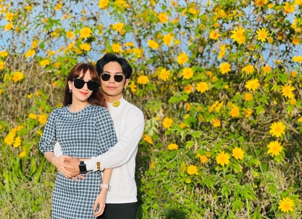 Trước khi nên duyên cùng nhau, Phan Hiển được biết đến là học trò của Khánh Thi. Khoảng thời gian gắn bó học tập khiến cả hai nảy sinh tình cảm. Tuy nhiên, thời điểm đó, họ không công khai mối quan hệ với công chúng.