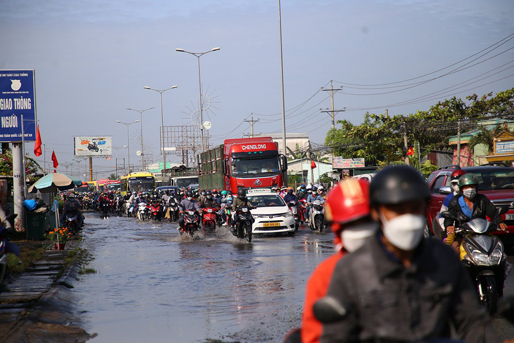 Sáng nay triều cường cũng làm cho tình trạng kẹt xe thêm nghiêm trọng 