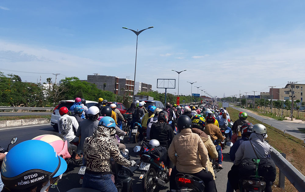 Quốc lộ 1 đoạn qua TP Cần Thơ cũng đông nghịt xe 