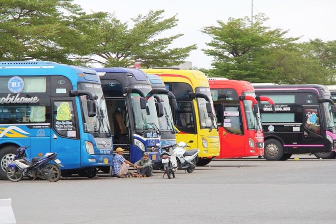 Tuy nhiên, lượng khách chỉ đạt từ 50% - 70% kế hoạch khiến nhiều xe đường dài nằm bãi đợi khách