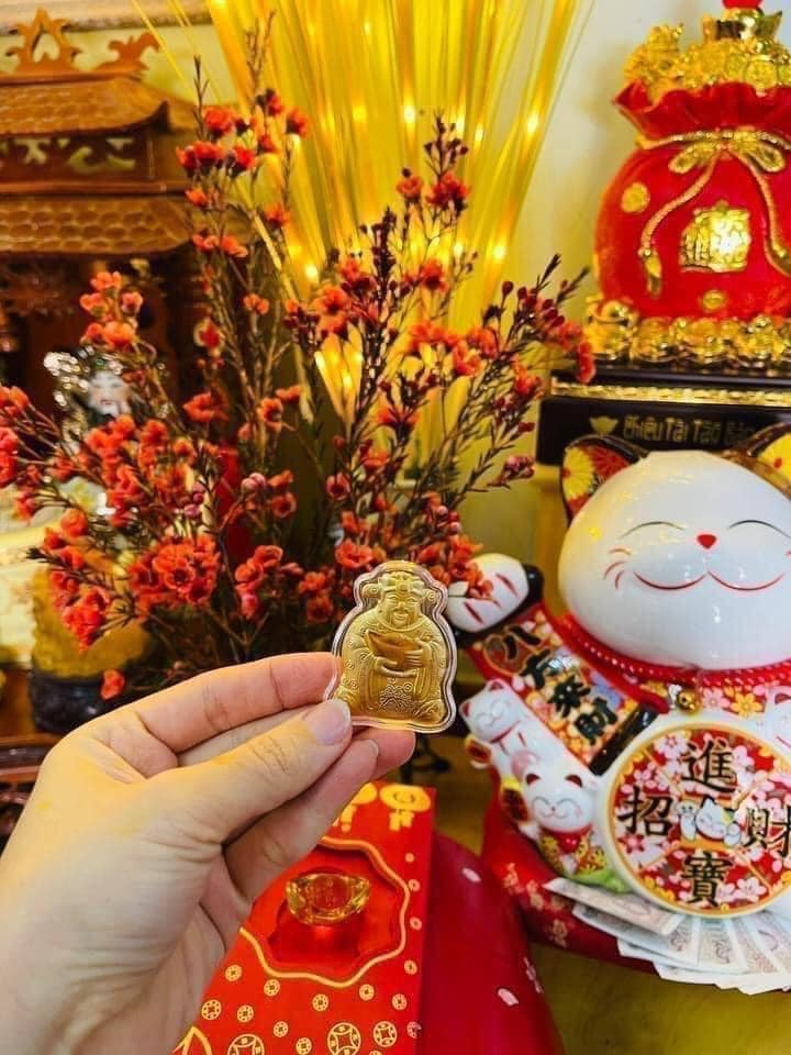 Lì xì Thần Tài mạ vàng 24k bản chất là mạ vàng, về giá trị không cao như vàng 9999. Nhưng giá rẻ nên được nhiều khách chuộng mua.