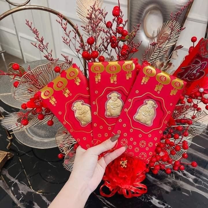  Khách mua về tặng gia đình, bạn bè, đồng nghiệp để chia sẻ chút may mắn của mình sang cho mọi người. Hoặc cũng có thể treo lì xì Thần Tài trong xe ô tô, để sau ốp điện thoại, trong két, cạnh ban thần tài... lấy vía may mắn đầu năm.