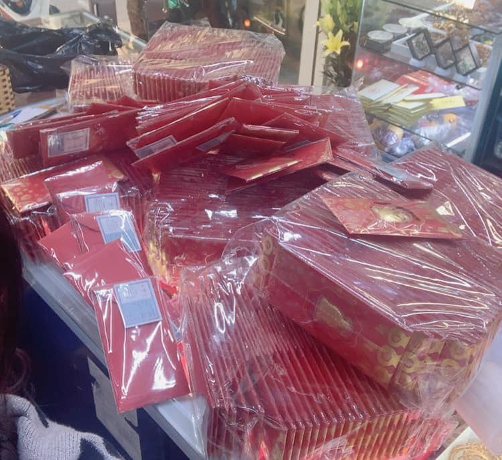 Trên chợ mạng lì xì Thần Tài mạ vàng 24k được bán với nhiều mức giá khác nhau.